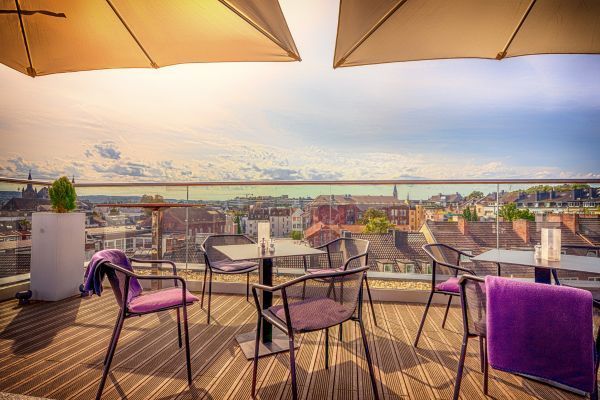 terrasse sur toiture avec soleil et garde-corps