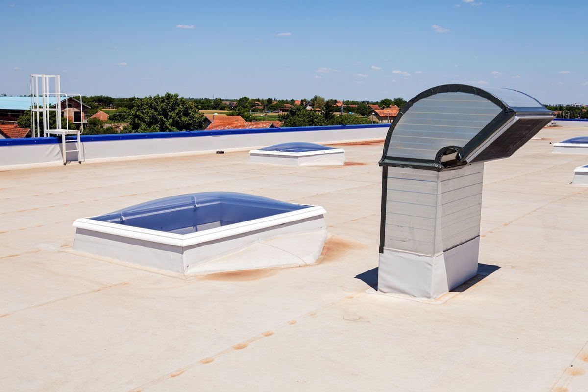 Comment positionner les dispositifs d’évacuation des eaux pluviales sur un toit ?